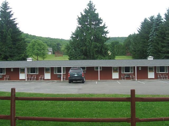Red Carpet Inn On The Lake - Oneonta Zewnętrze zdjęcie