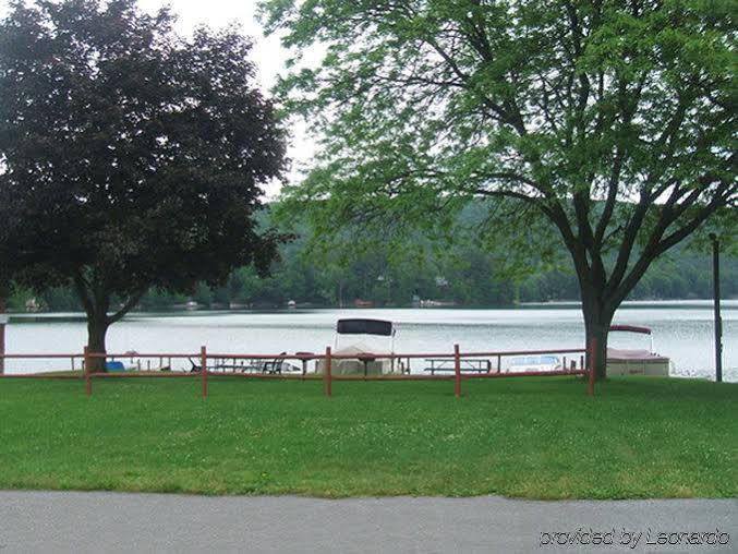 Red Carpet Inn On The Lake - Oneonta Zewnętrze zdjęcie