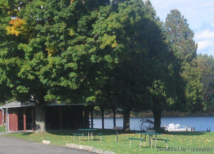Red Carpet Inn On The Lake - Oneonta Udogodnienia zdjęcie